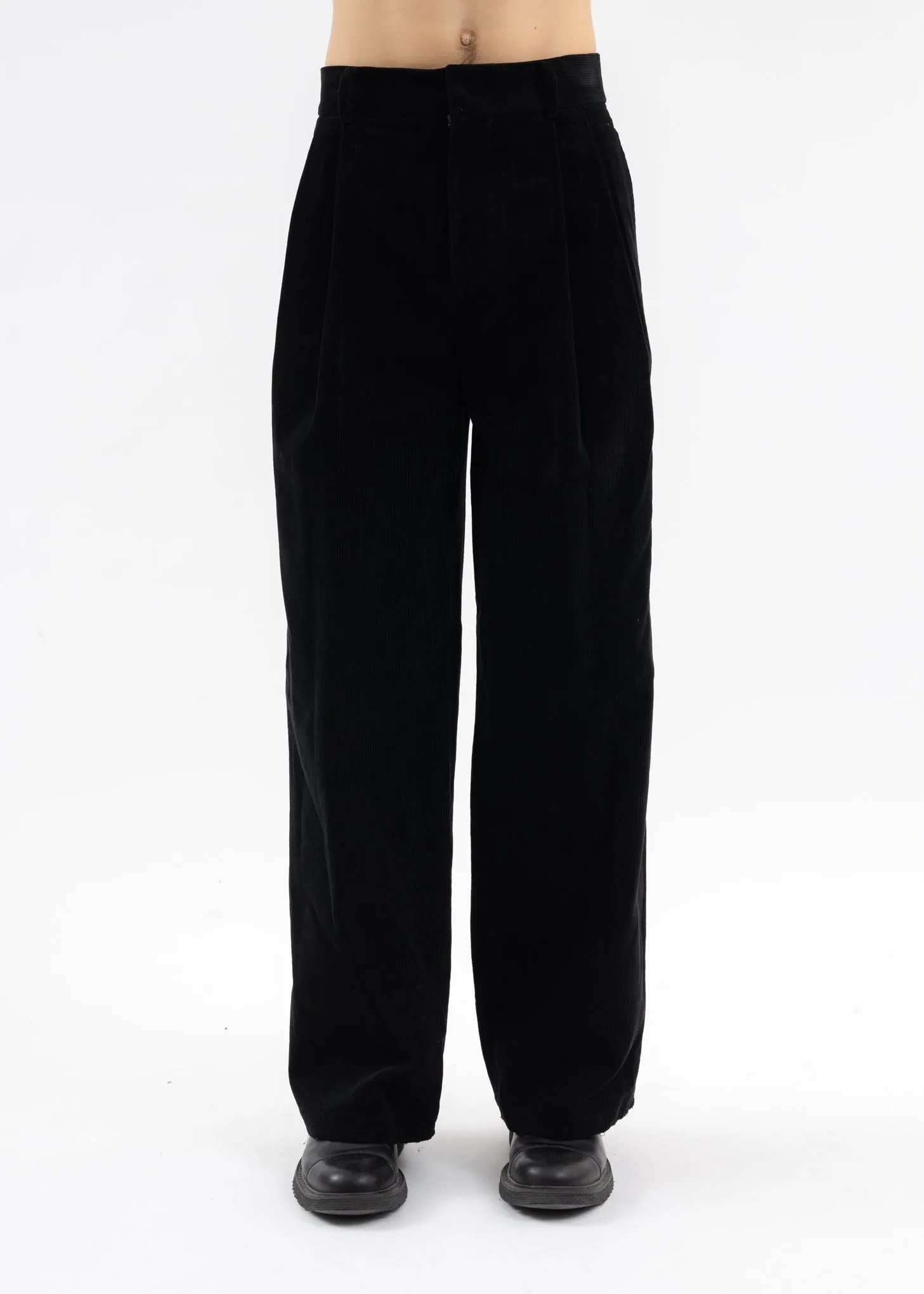 BLACK LOW-RISE CORDUROY TWO TUCKS WIDE FIT PANTS