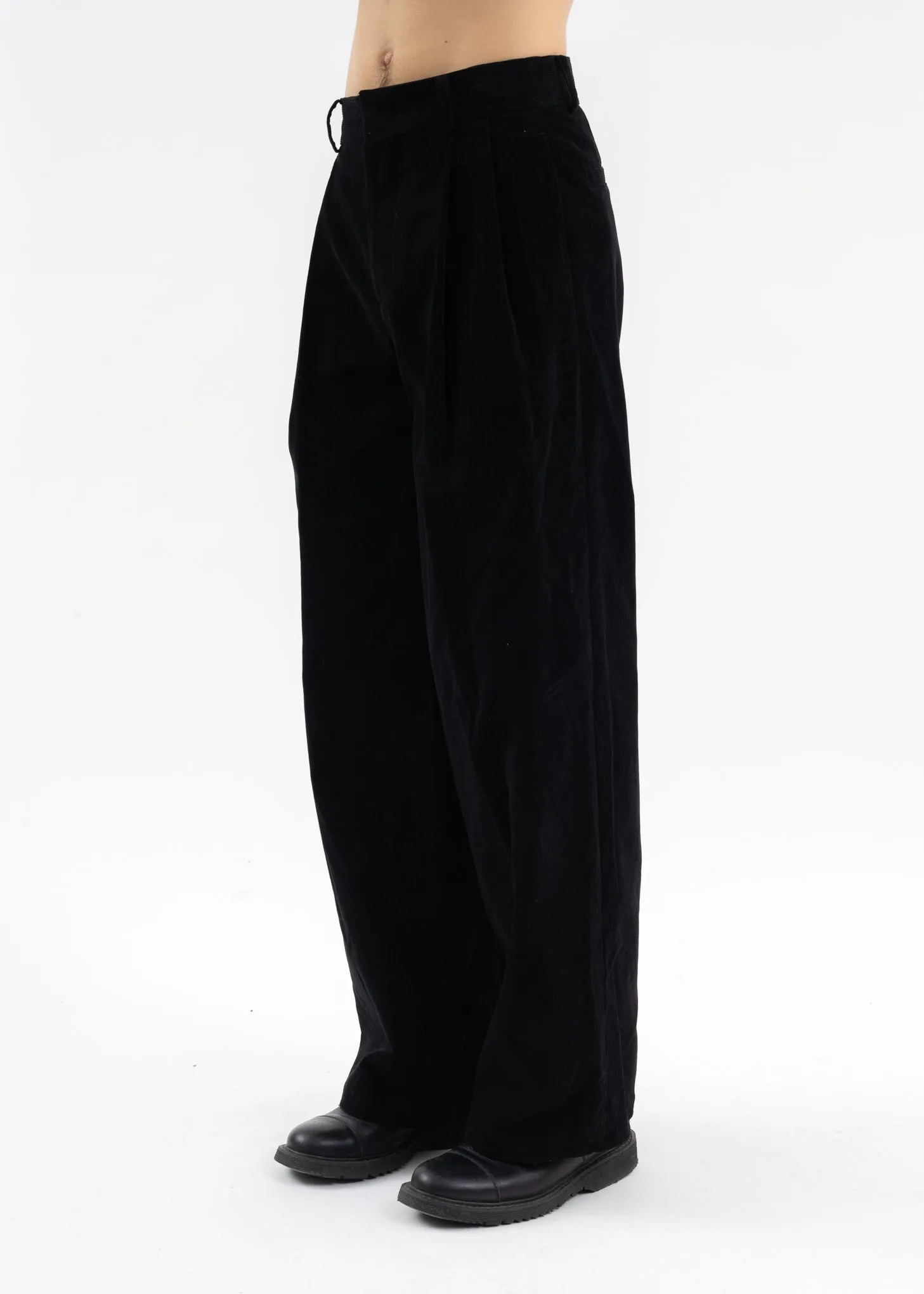 BLACK LOW-RISE CORDUROY TWO TUCKS WIDE FIT PANTS