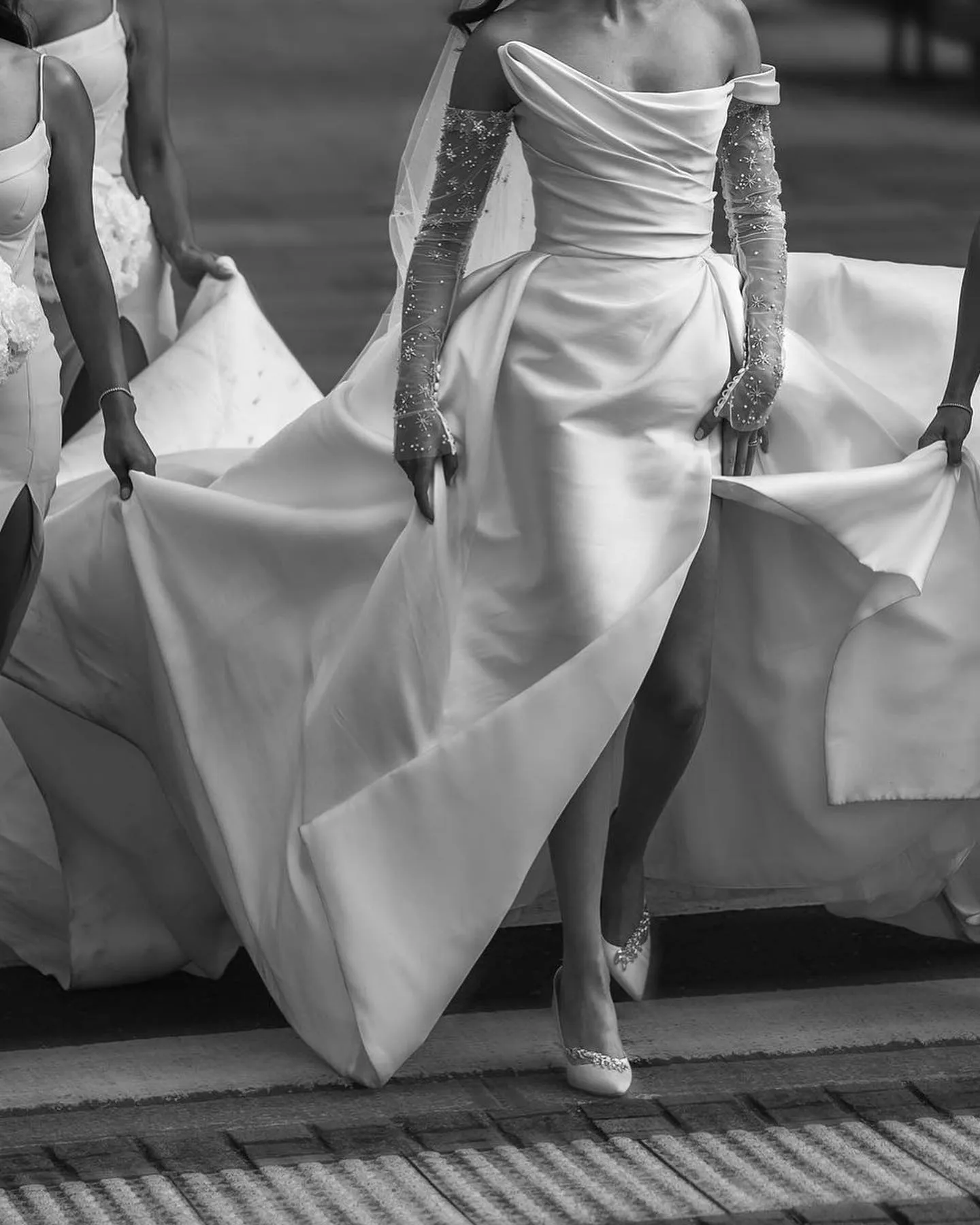 Elegant Pleat A Line Wedding Dresses White Side Slit Vestido De Noiva Sweetheart Women Satin Bridal Dresses Wedding Gown